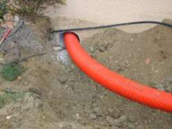 Passage du tuyau annelé par le vide sanitaire