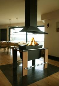 Cheminée centrale à foyer ouvert