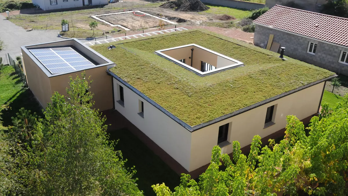 Toiture végétalisée avec panneaux solaires photovoltaïques