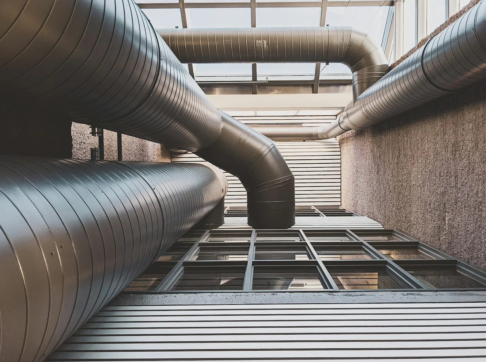Tuyaux isolés dans un local technique