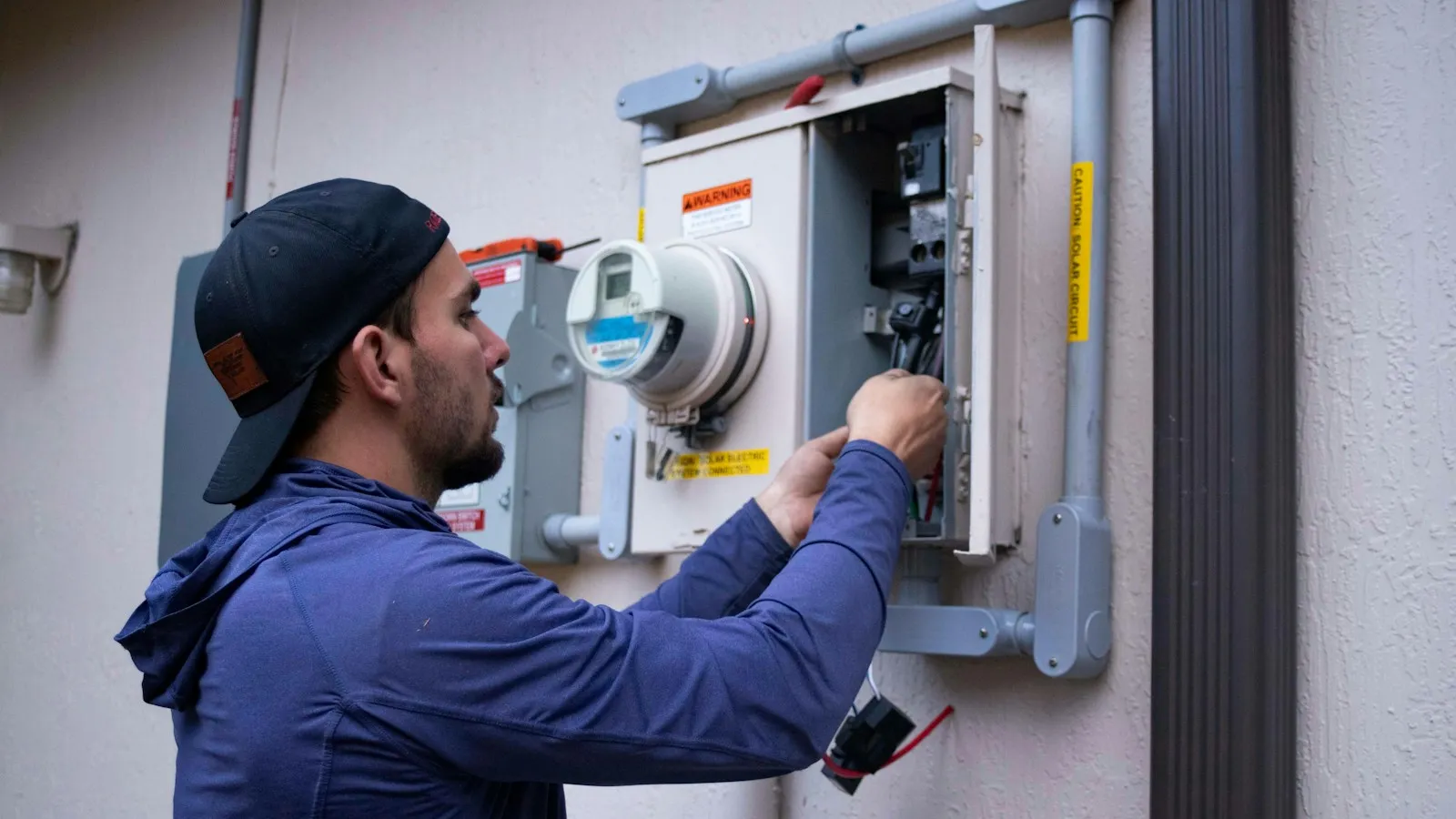 Technicien intervenant sur une installation de chauffage