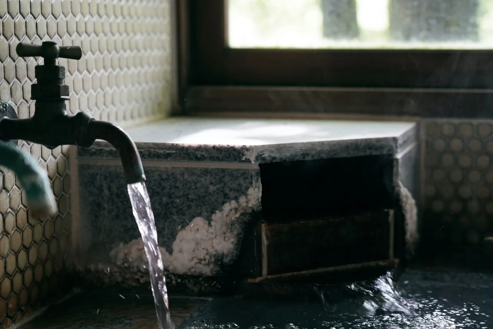Robinet ouvert laissant couler de l’eau